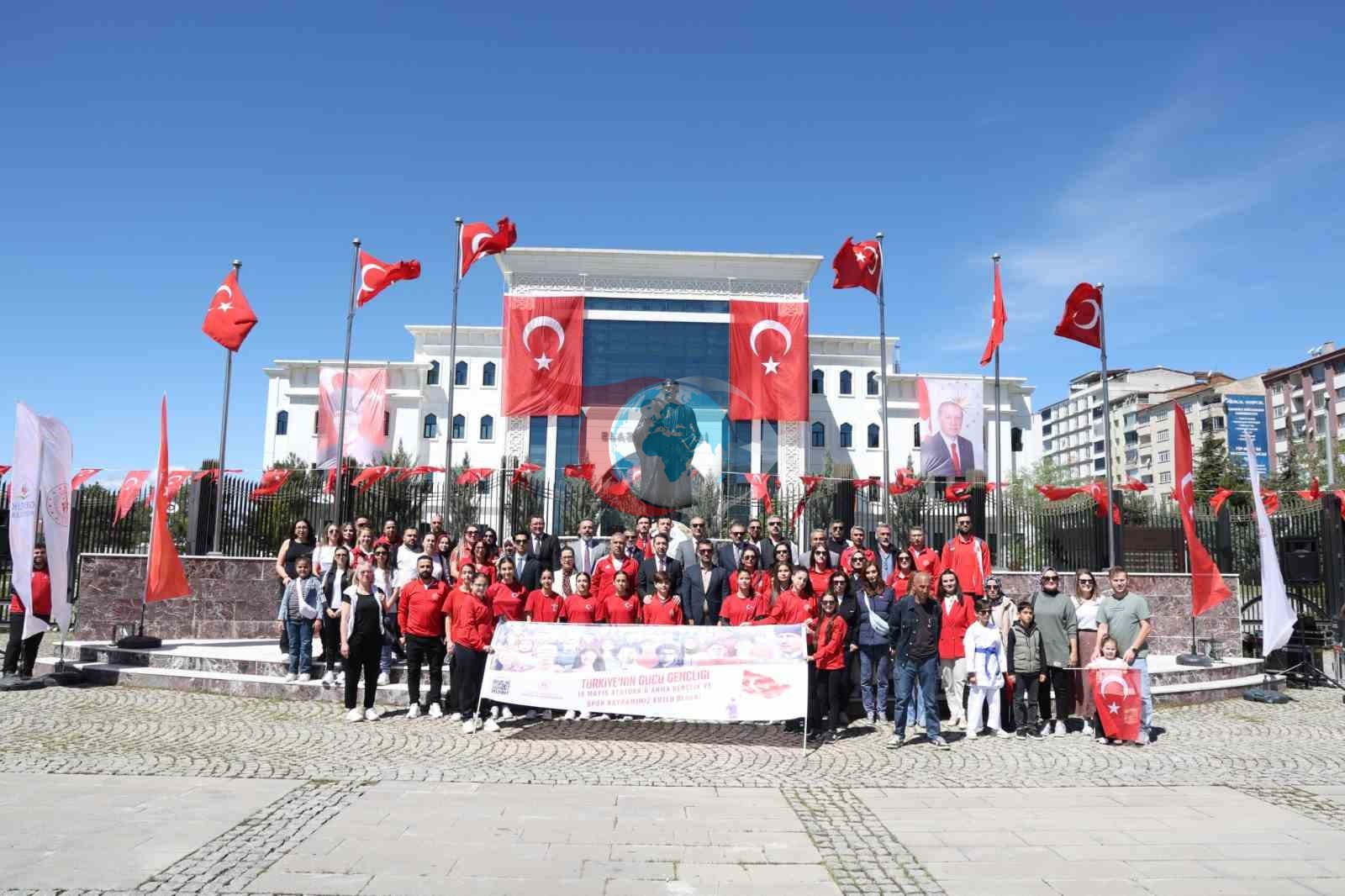 Elazığ'da 19 Mayıs Coşkusuyla Çelenk Sunma Töreni