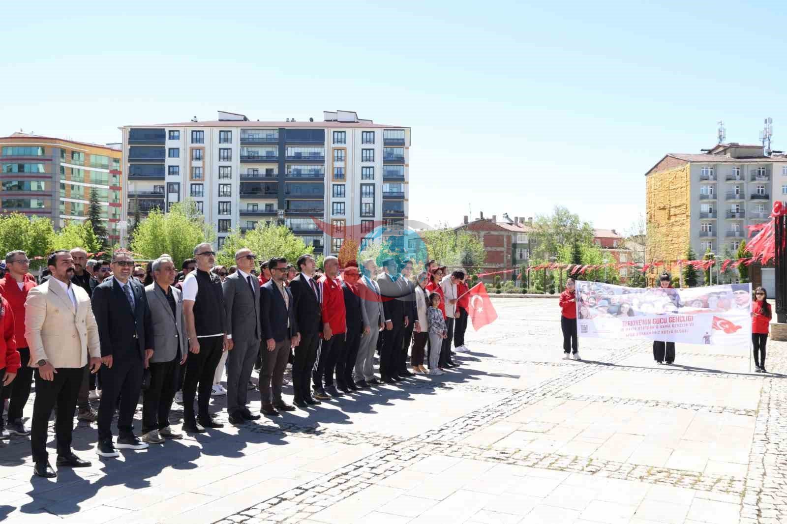 Elazığ&rsquo;da 19 Mayıs kutlamaları çelenk sunma ile başladı