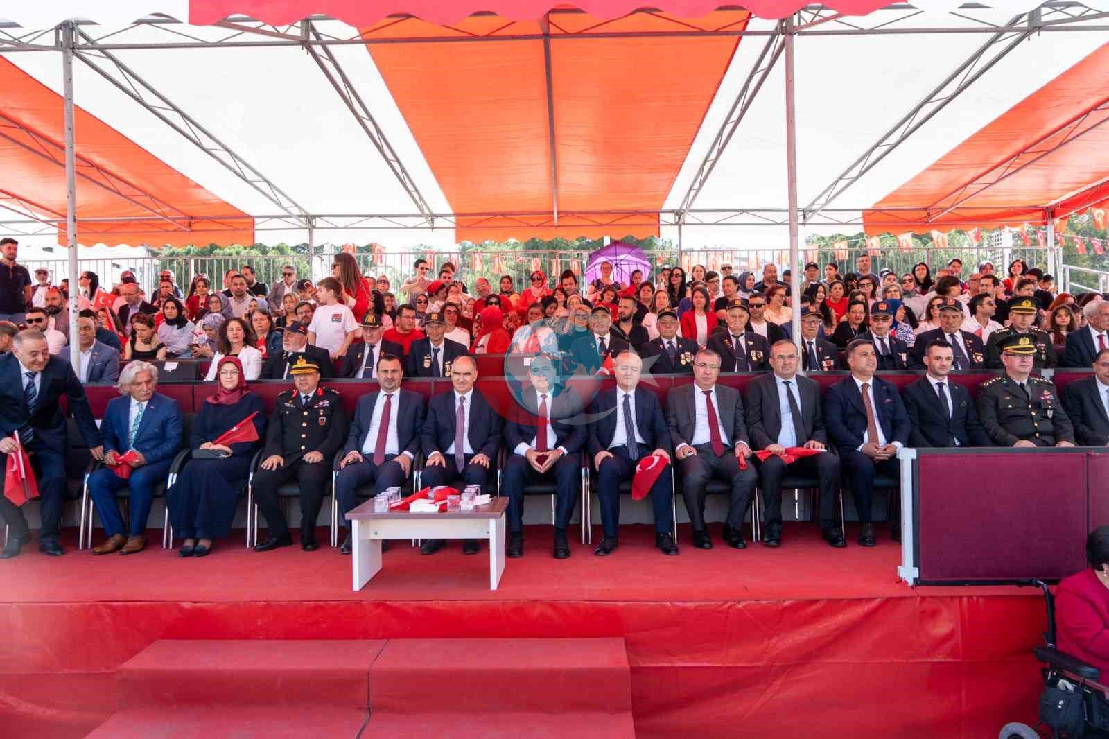 Manisa'da 19 Mayıs'ın Coşkusu: Gençlerin Enerjisi Şehri Sarstı