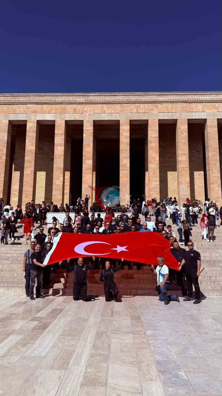 Motorcu Tutkunları Türk Bayrağını Anıtkabir'e Taşıdı