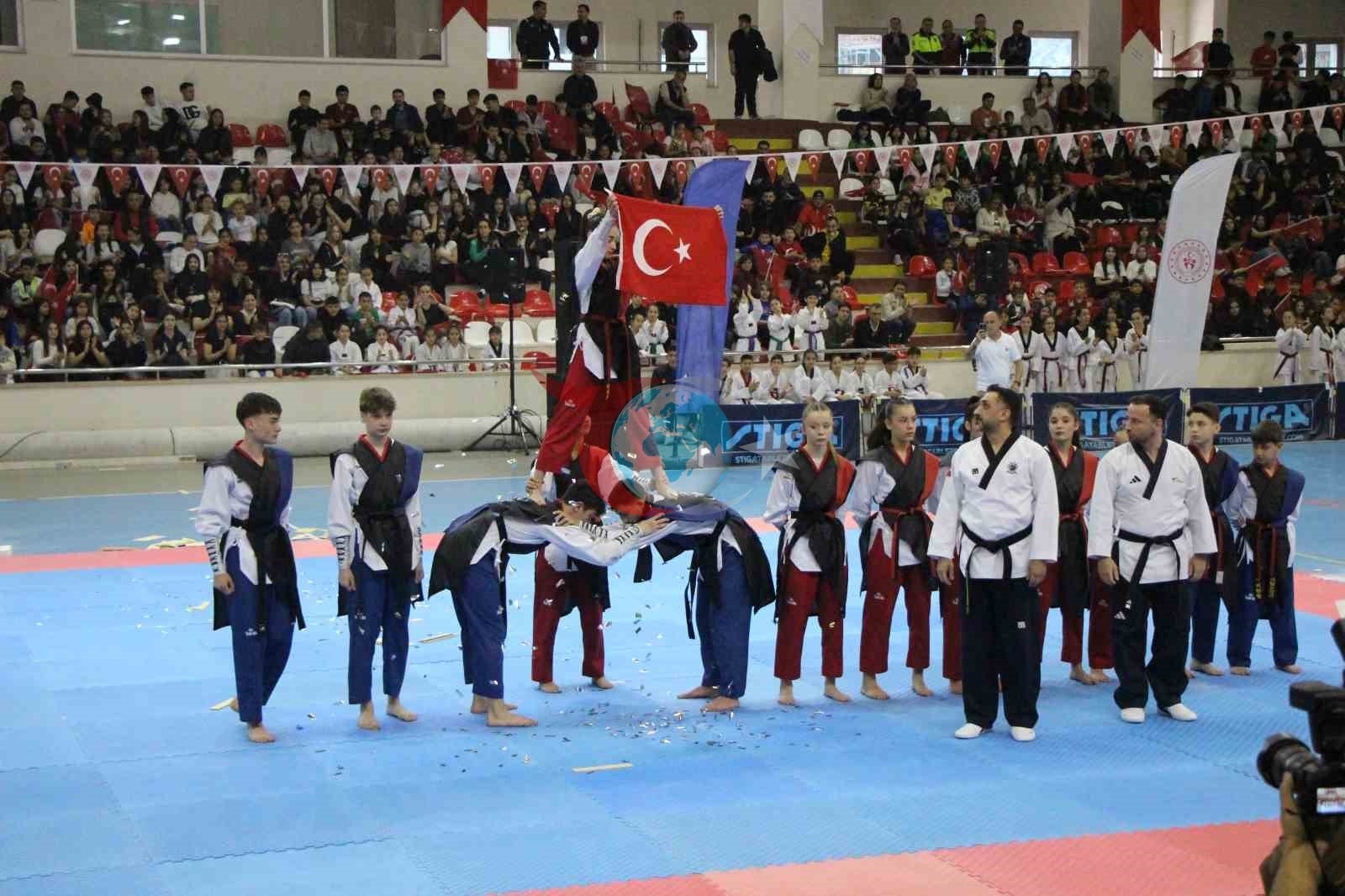 Amasya'da Coşkulu 19 Mayıs Kutlamaları: Gençler Sahne Aldı