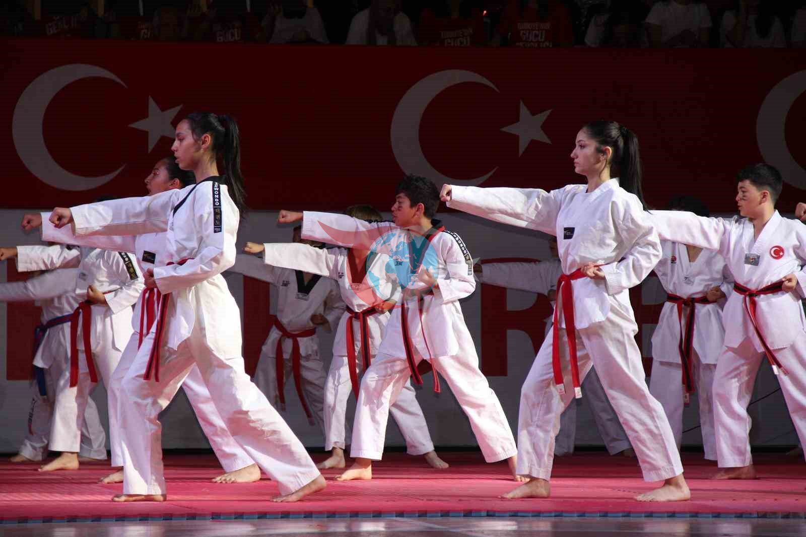 Muğla&rsquo;daki 19 Mayıs coşkusu salonlara sığmadı