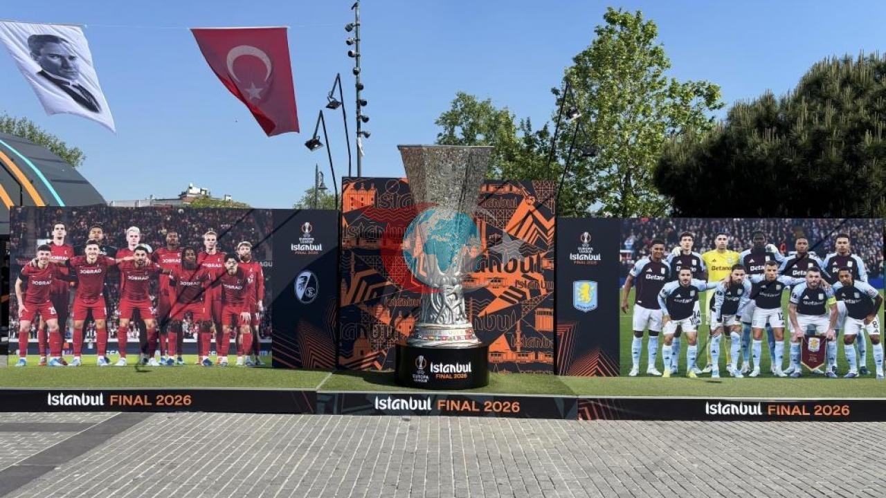 İlhan Mansız, UEFA Kupası ile Beşiktaş'ta Futbolseverlerle Buluştu