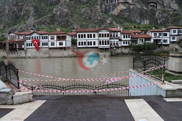 Son dakika: İki ilde taşkın alarmı Çarşamba günü okullar tatil edildi, bölge boşaltıldı