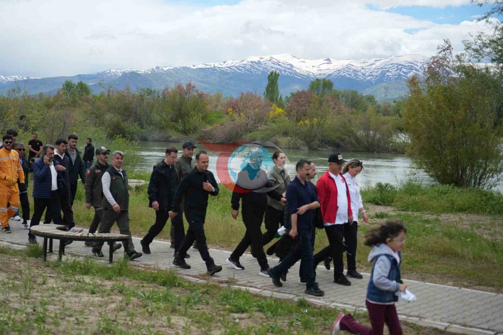 Muş'ta Gençlik Bayramı Coşkusu: Doğa Yürüyüşü ve Temizlik Etkinliği