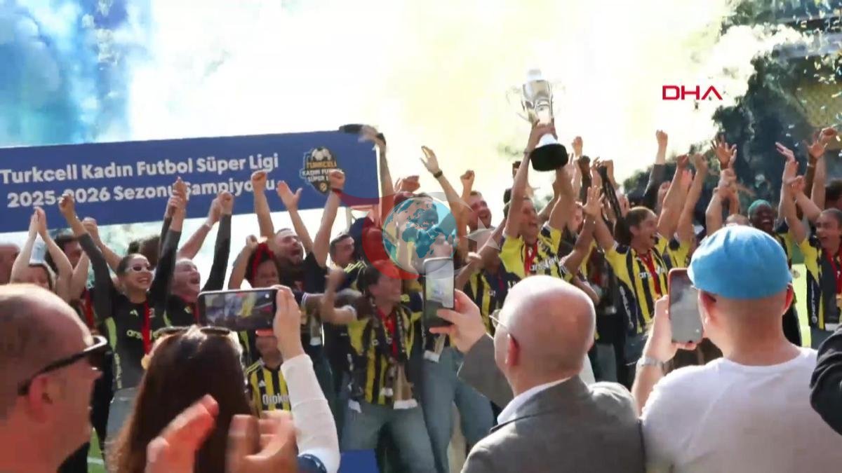 Fenerbahçe Kadın Futbol Takımı Tarihi Şampiyonluğu Kutladı