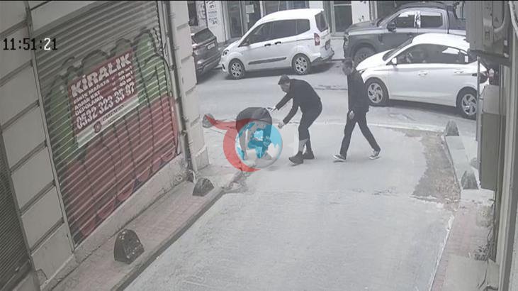 Beyoğlu'nda Tehlikeli Anlar: Yoldan Geçerken Cam Parçaları Üzerine Düştü