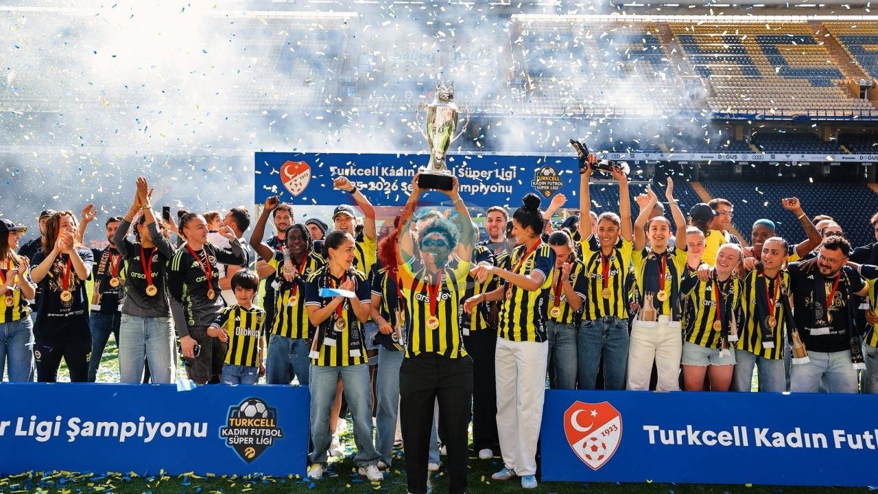 Fenerbahçe ArsaVev, Kadın Futbol Süper Ligi'nde İlk Şampiyonluğunu Kutladı