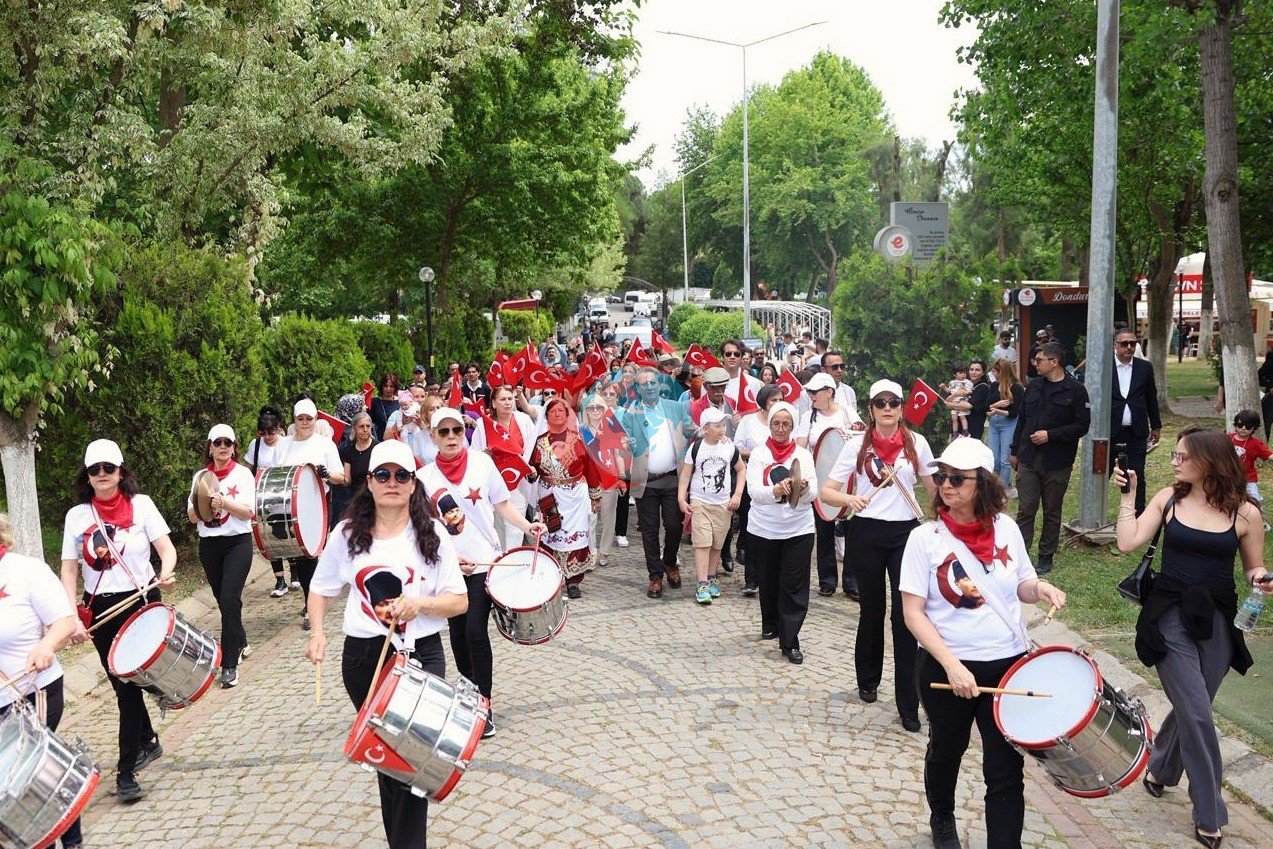 19 May Gənclik Şənliyi ilə Efelerdə coşğu