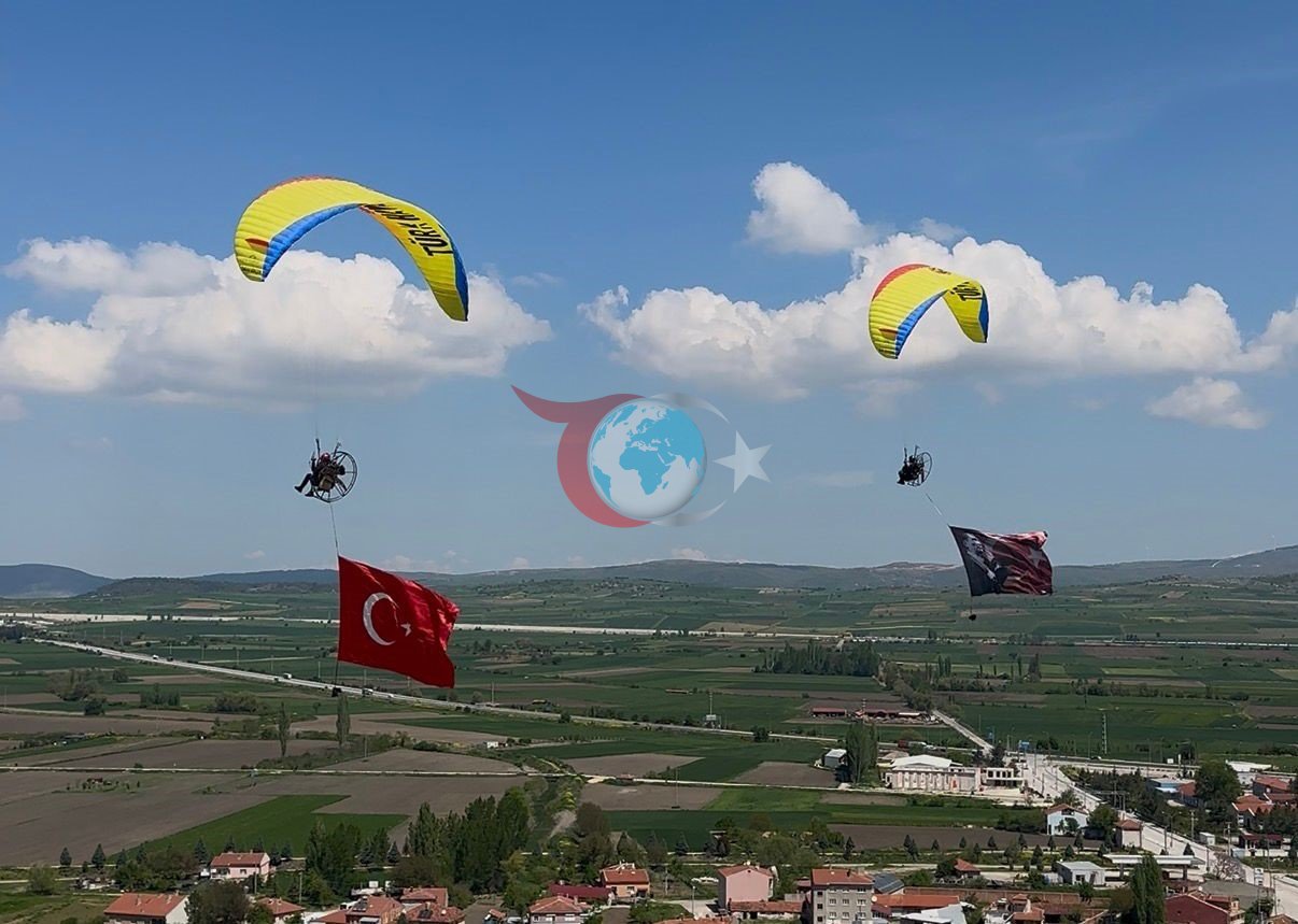 Pilotlar 19 Mayıs’ı Gökyüzünde Kutladı: Türk Bayrağı ve Atatürk Posteri ile Anma