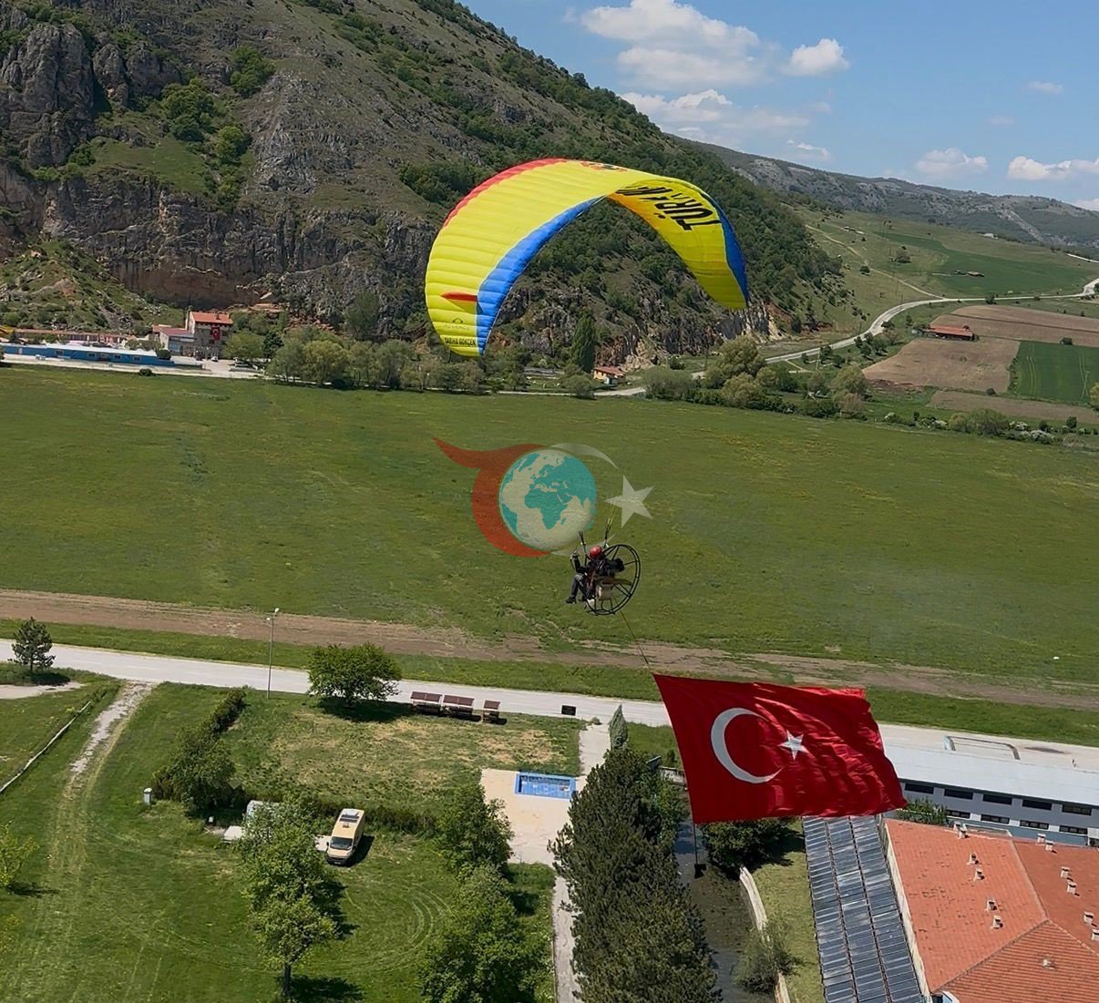 Pilotlar gรถkyรผzรผnde Tรผrk bayraฤฤฑ aรงarak 19 Mayฤฑs Atatรผrkโรผ Anma Genรงlik ve Spor Bayramฤฑโnฤฑ kutladฤฑ