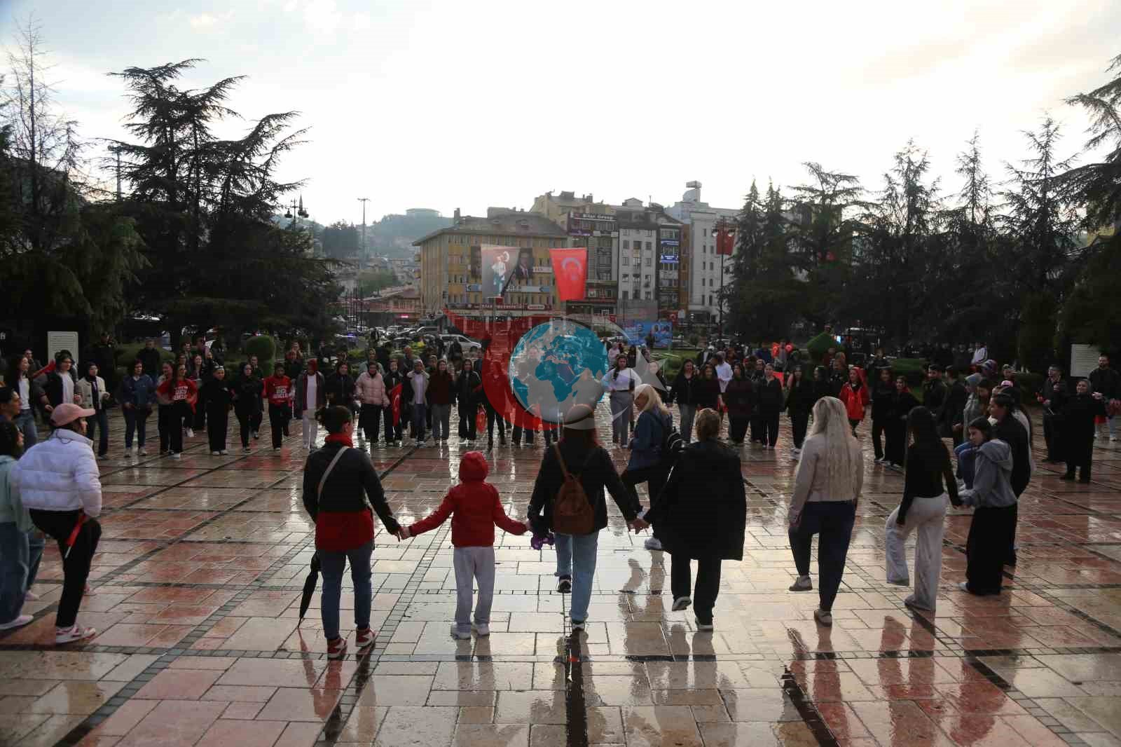 Gənclərin duşun altında gəzinti