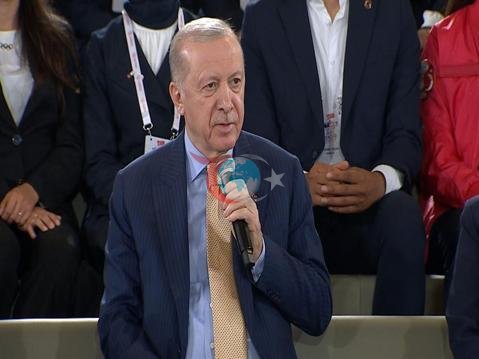 Cumhurbaşkanı Erdoğan: Gençlerimizle kol kola, omuz omuza yürümeyi sürdüreceğiz