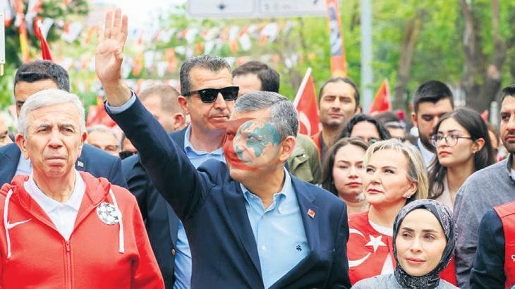 Özel, Gençlerle Atatürk'ün İzinde Anıtkabir'e Yürüdü