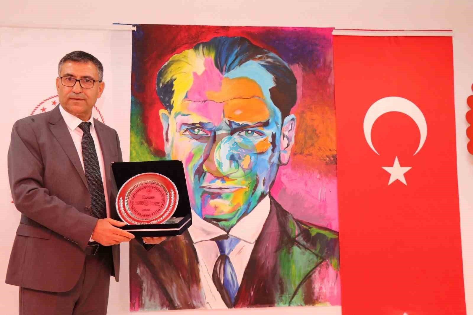 Hasan Oğuz&rsquo;a anlamlı plaket