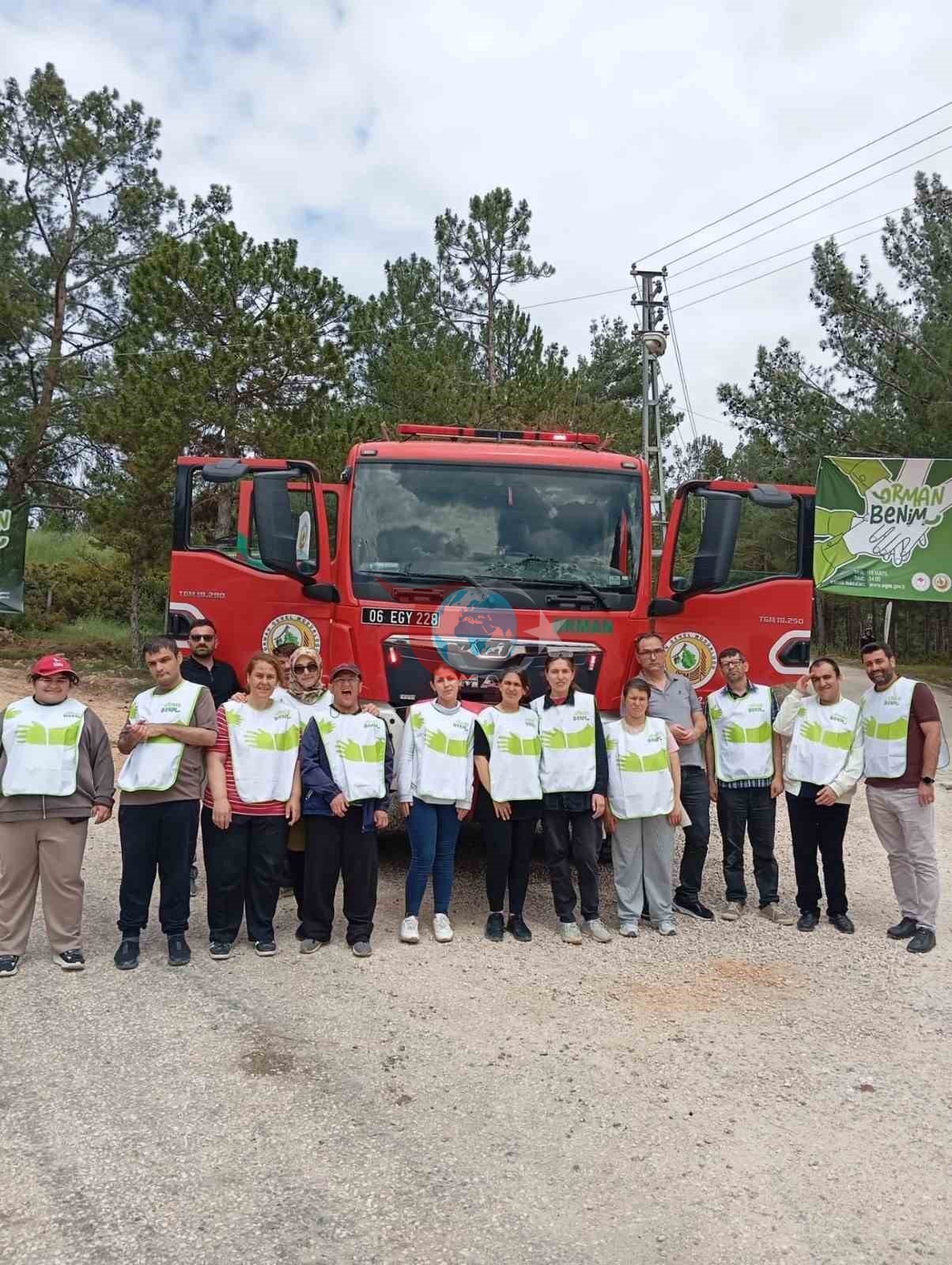 Bilecik'te Gençler Ormanda Çöp Toplayarak Çevreyi Korudu