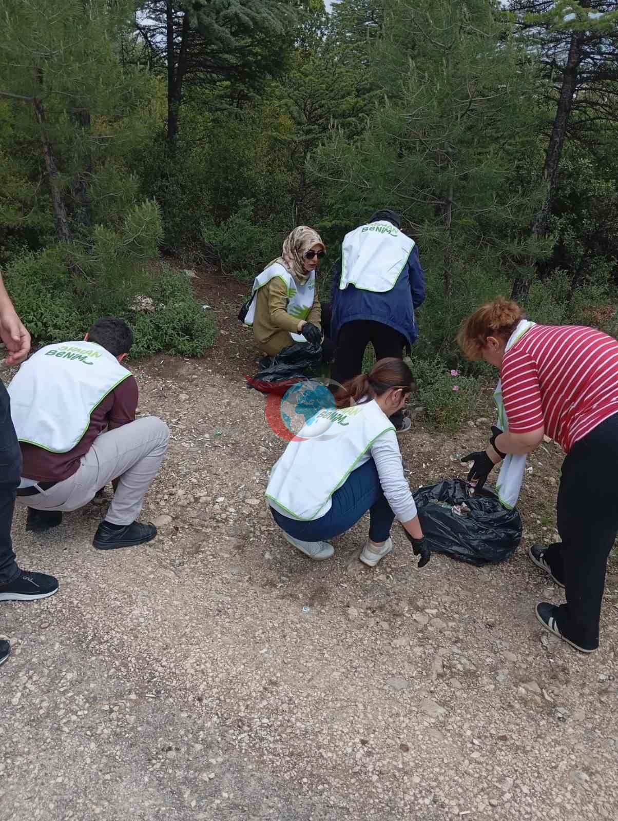 Bilecik&rsquo;te gençler ormanda çöp toplayarak doğaya nefes oldu