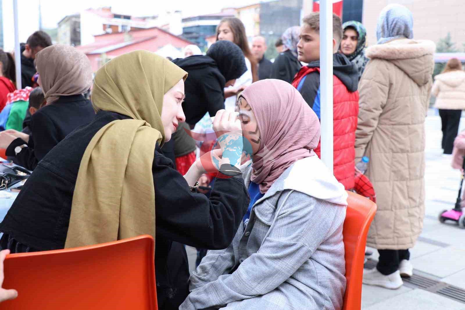 Bayburtlu uşaqlar festivalda əyləniblər.</p><p><img src=