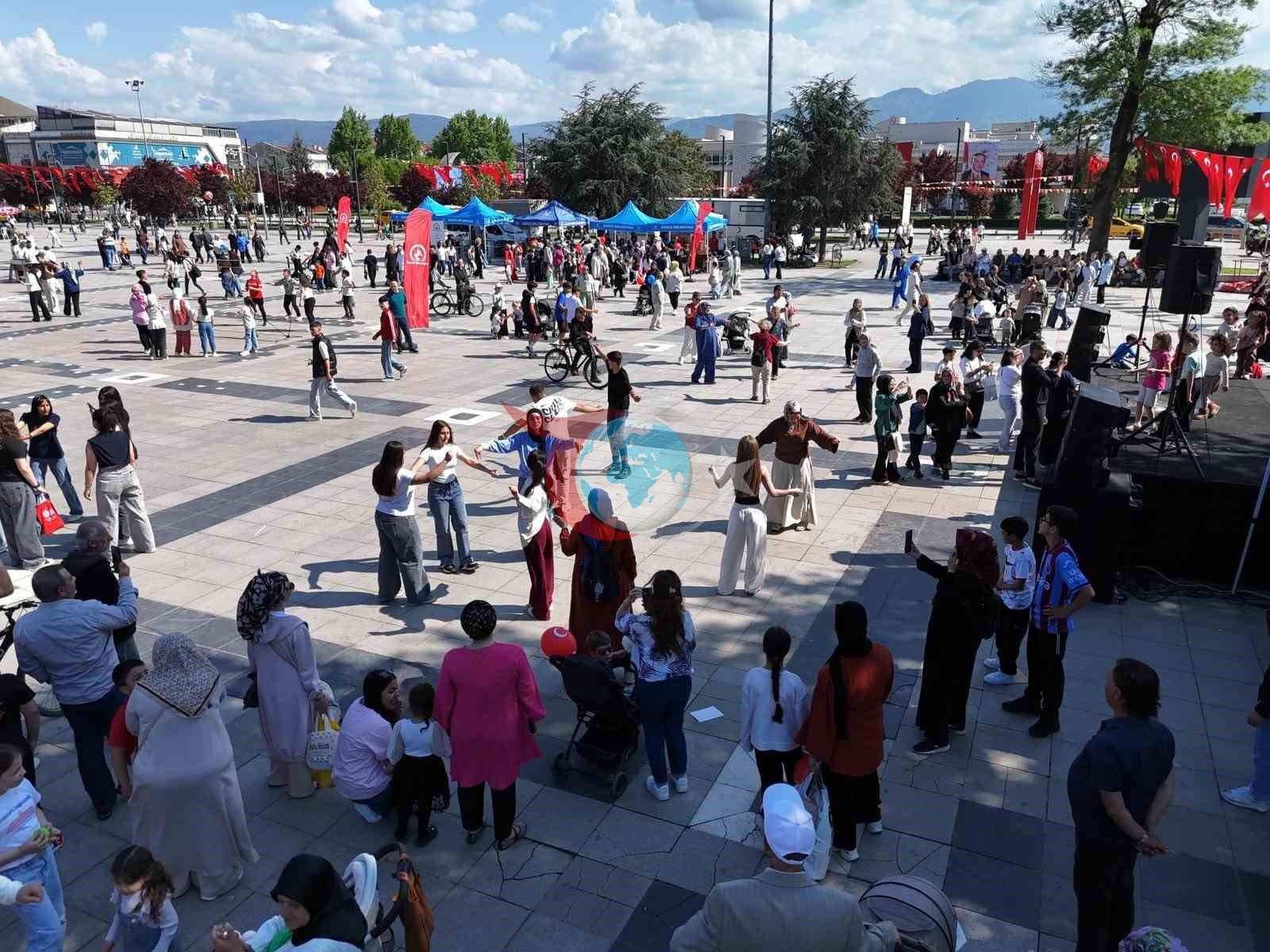 Düzce'de 19 Mayıs Coşkusu: Anıtpark Meydanı Renkli Etkinliklere Sahne Oldu