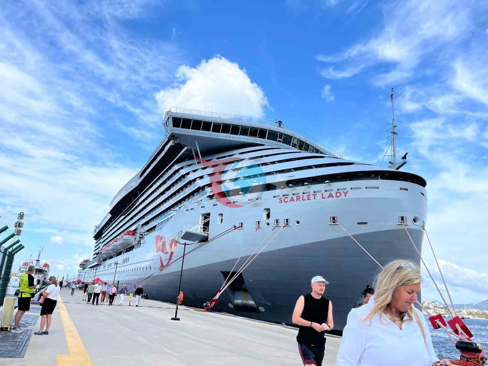 Dev kruvaziyer gemiler, 2 bin 636 turistle Bodrum&rsquo;a geldi