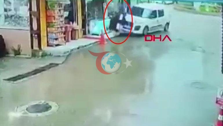Hafif ticari araç anne ve oğlunu altına aldı Dehşet anlarının görüntüleri ortaya çıktı