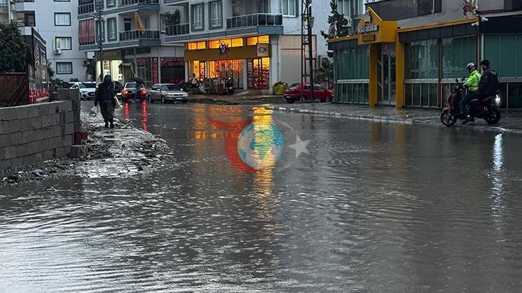 Hatay Dörtyol'da Sağanak Yağış Hayatı Felç Etti