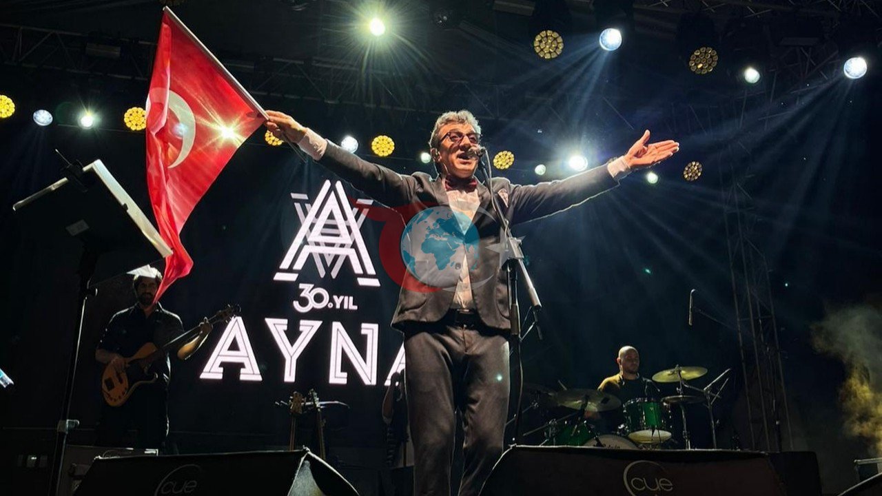 Ayna, 19 Mayıs'ı Coşkulu Bir Konserle Çekmeköy'de Kutladı