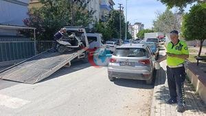 Antalyada okul önündeki motosikletli akrobasi pahalıya patladı Ehliyetsiz sürücüye ceza yağdı