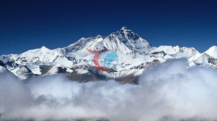Everest'te Yeni Zirve: Bir Günde 274 Dağcı Rekor Kırdı
