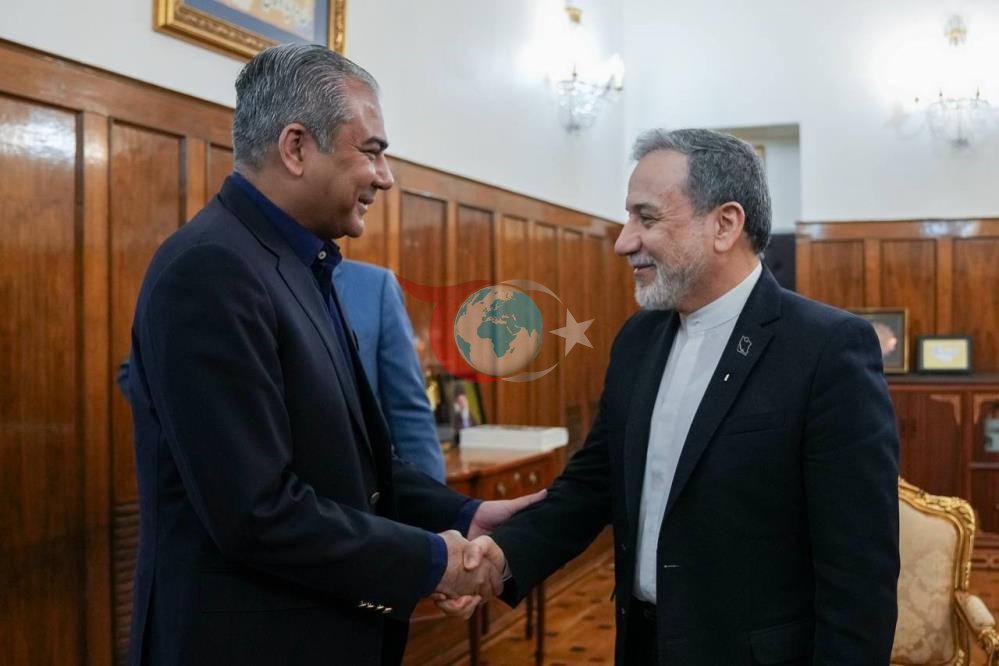 Pakistanın daxili işlər naziri Möhsin Nəqvi və İranın xarici işlər naziri Abbas Arakçi əl sıxıblar.