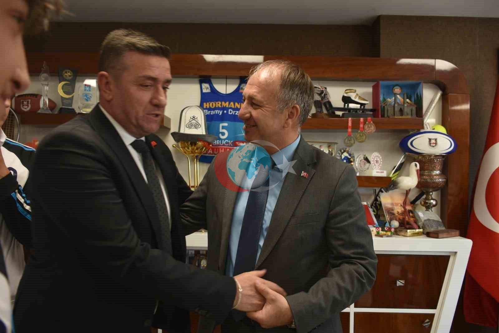 Çakmur, Ahmet Hamdi Tanpınar Ortaokulu futsal takımını kutladı