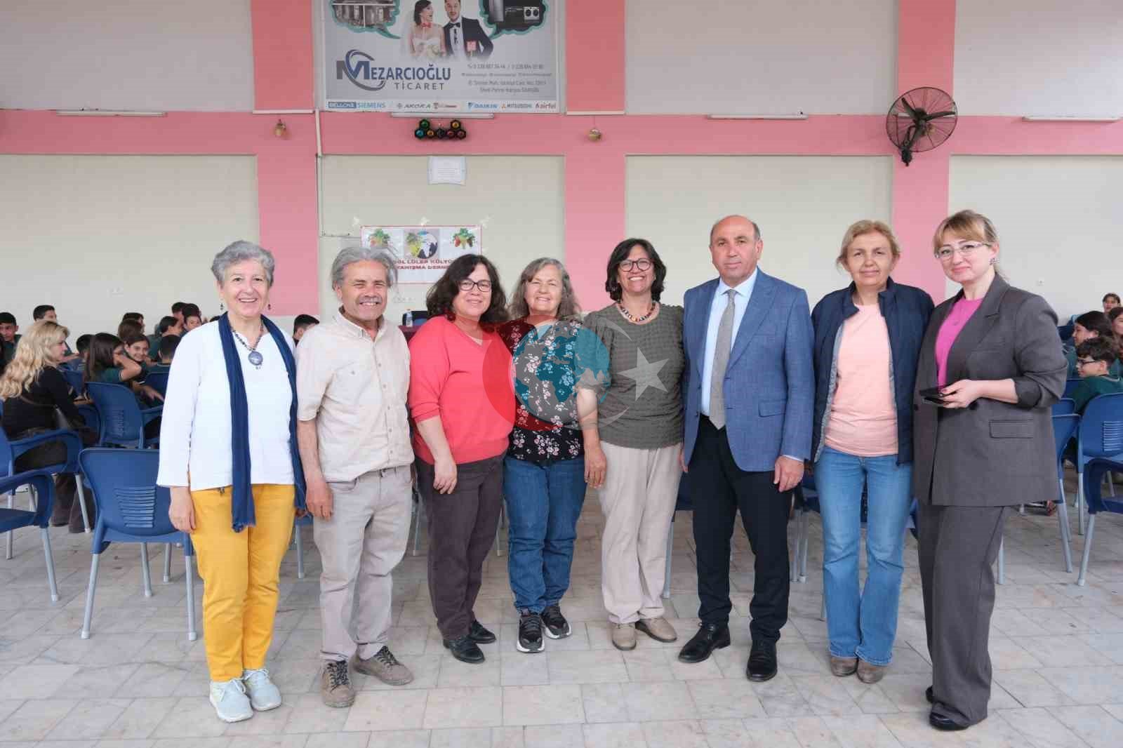 Koca sinifinin müəllifi Seyit sinif şagirdləri ilə bir araya gəldi.
                        </div>

                        <!-- Tags -->
                                                    <div class=