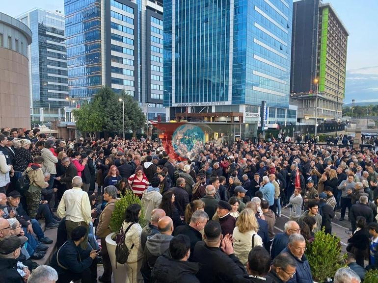 CHP’liler mutlak butlan kararı sonrası genel merkezde toplandı