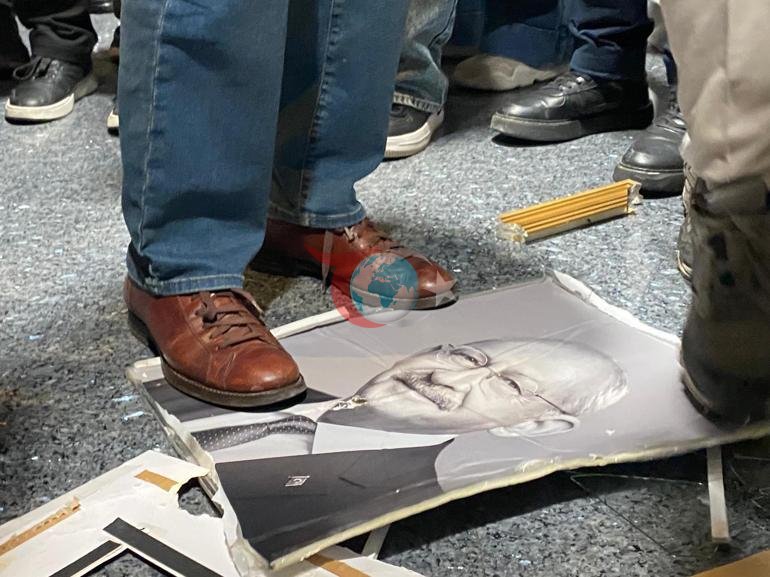 CHP’liler mutlak butlan kararı sonrası genel merkezde toplandı