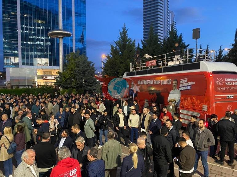 CHP’liler mutlak butlan kararı sonrası genel merkezde toplandı