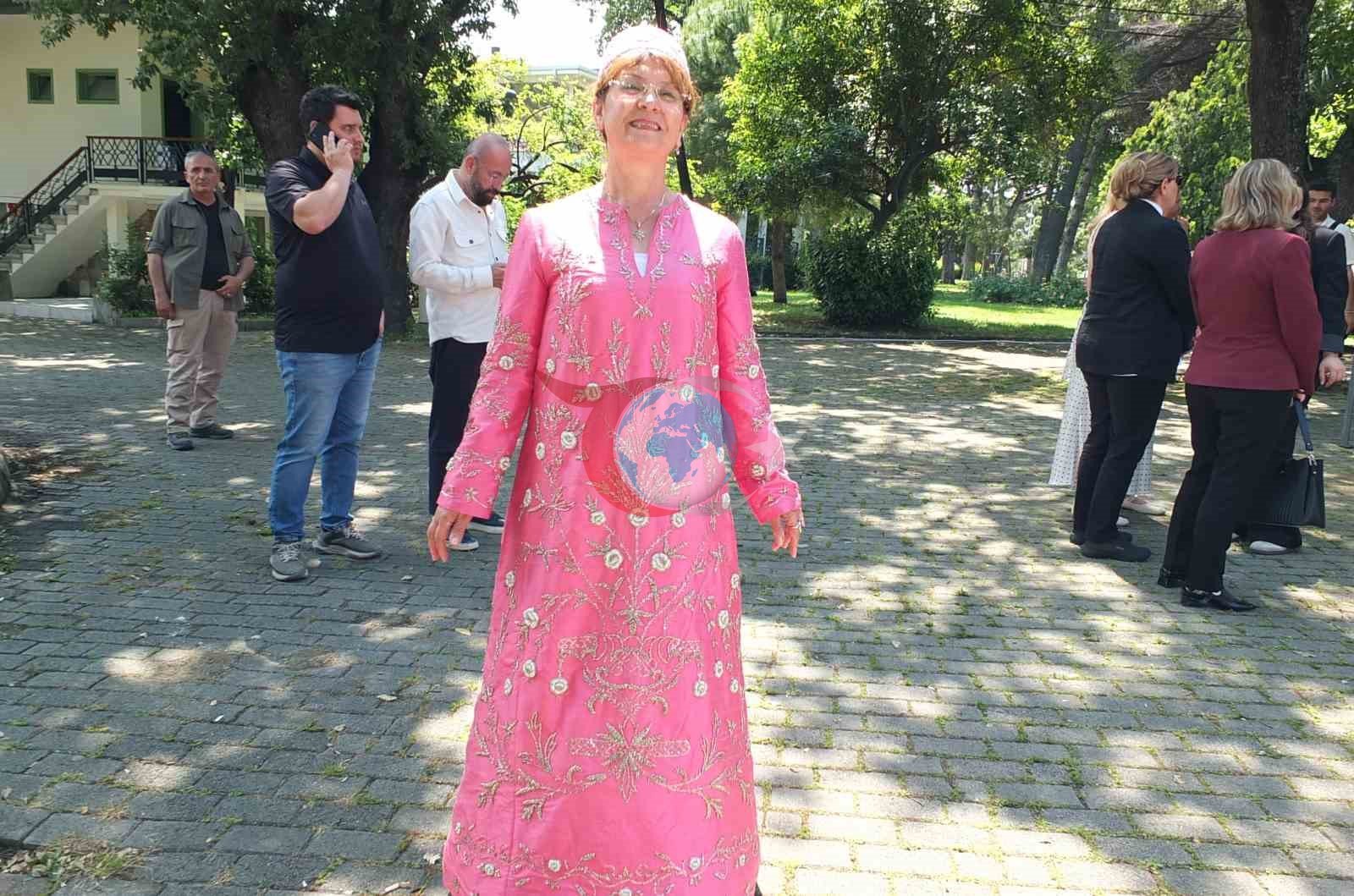 Burhaniye'de Tarihi Gelinlik Sergisi İlgi Çekti