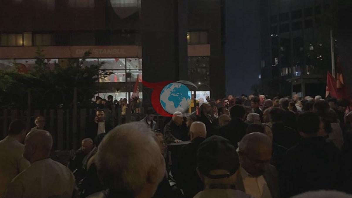 CHP İstanbul İl Başkanlığı Önünde 'Mutlak Butlan' Kararına Yurttaş Tepkisi