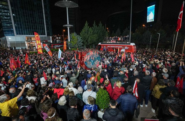 Özgür Özel CHP Genel Merkezi önünde toplananlara seslendi: Gerekirse hayatı durduracağız - Resim: 0