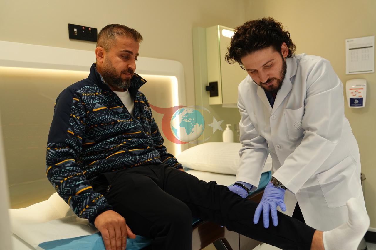 Fiziksel Tıp ve Rehabilitasyon Uzmanı Dr. Öğr. Üyesi Gökhan Özkoçak ve hastası
