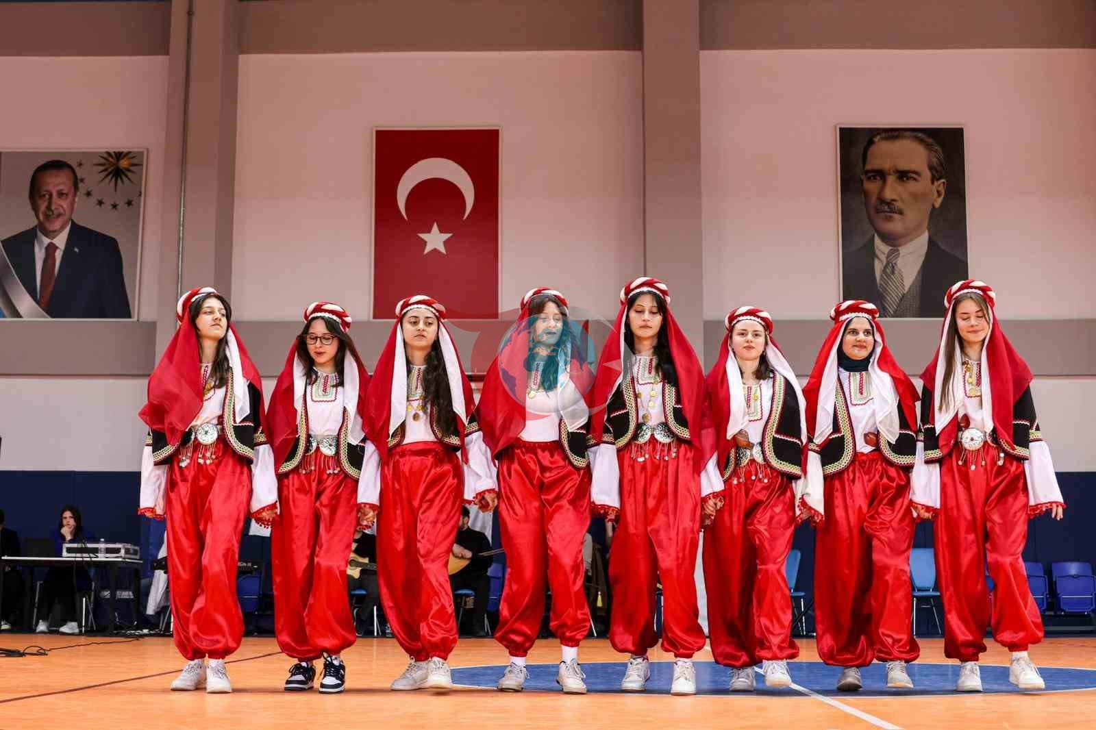 Vali Sözer Pazaryeri&rsquo;nde bir dizi program gerçekleştirdi