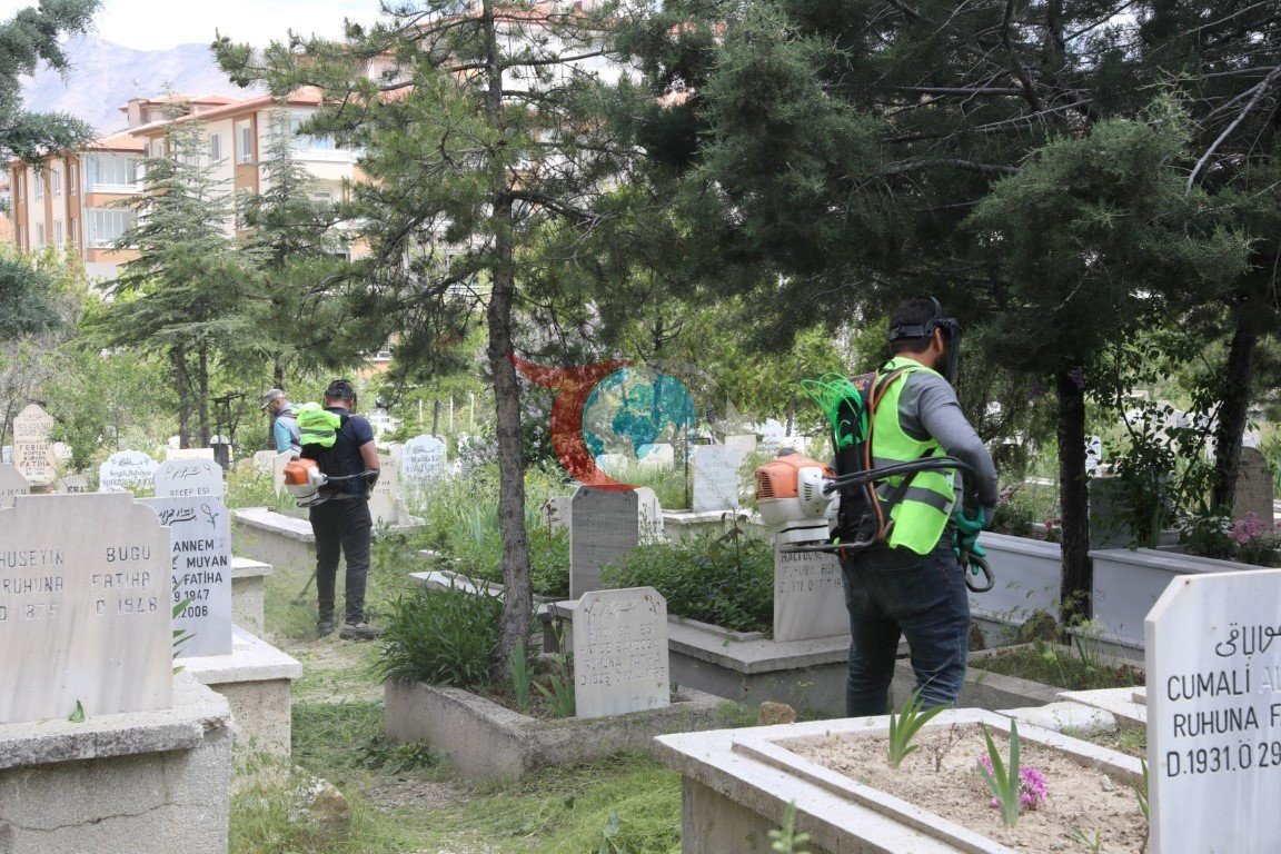 Niğde Belediyesi, Bayram Öncesi Mezarlıkları Güzelleştiriyor