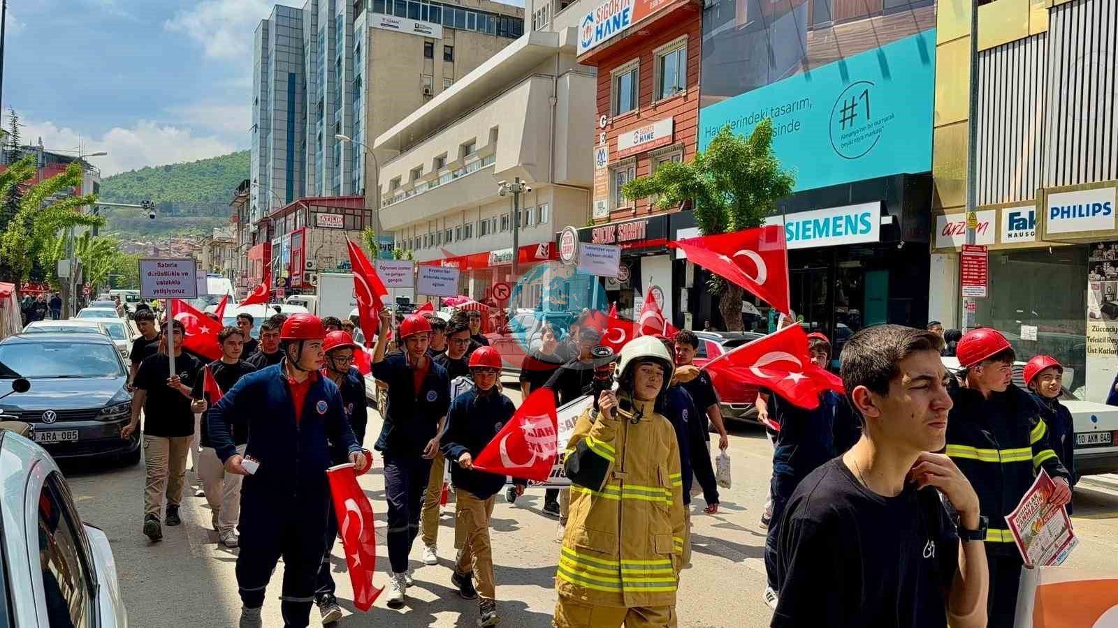 Meslek liseliler mehteran eşliğinde yürüyüp, mesleklerini anlattılar