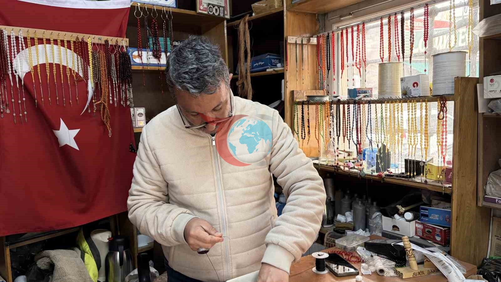 8 metrekare dükk&acirc;nda 30 yıldır tespih tamir ediyor