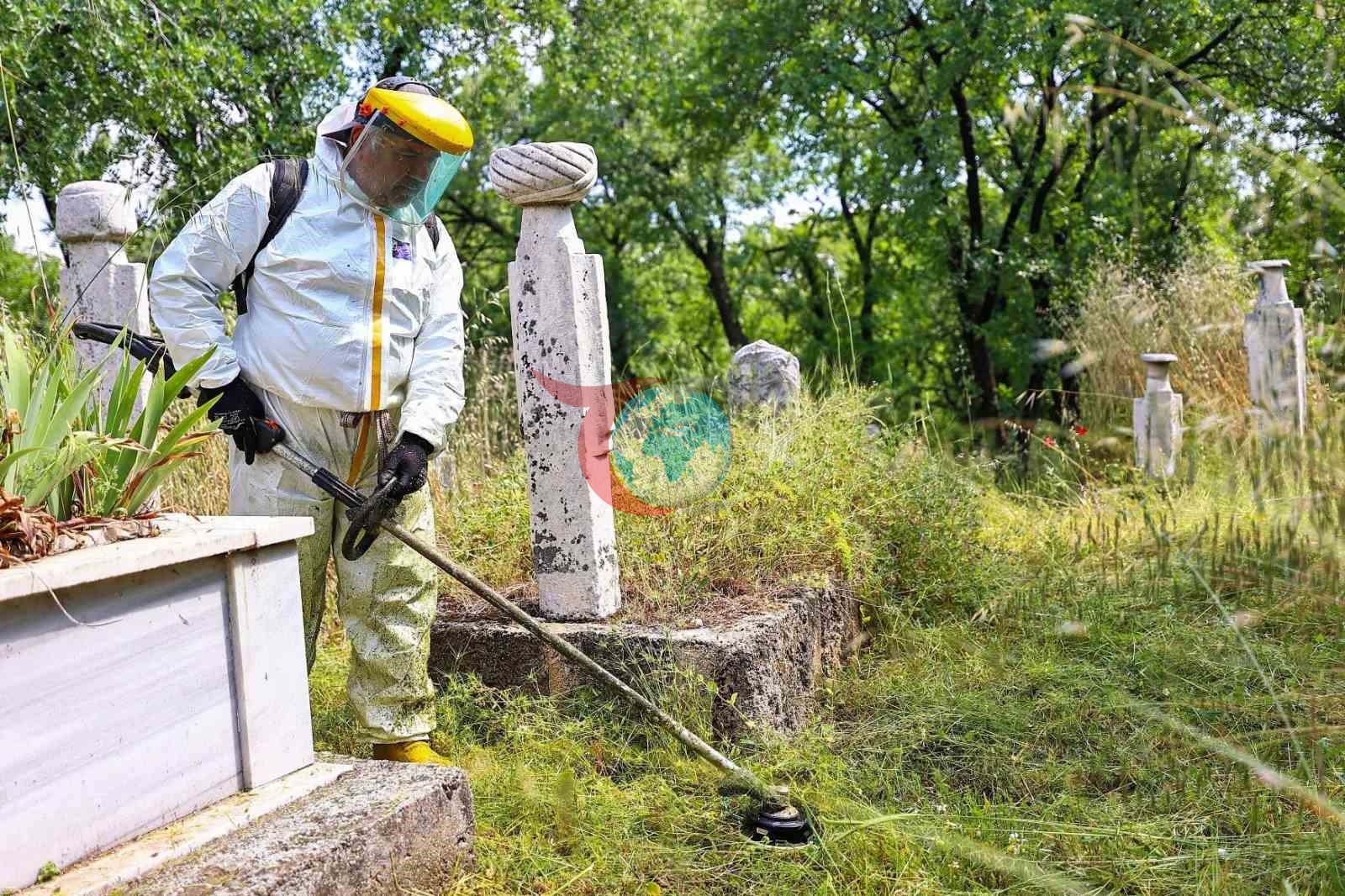 Denizli’de mezarlıklar Kurban Bayramına hazır