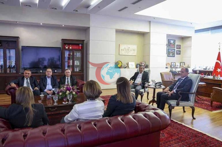 Özgür Özel şäher häkimleri bilen duşuşdy