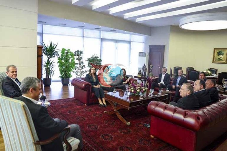Özgür Özel, büyükşehir belediye başkanları ile bir araya geldi
