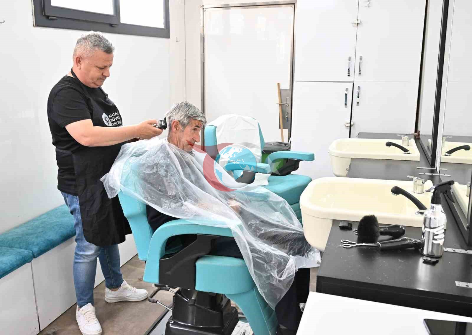 Antalya'da Mobil Kuaför Huzurevi Sakinlerine Bayram Sürprizi Yaptı