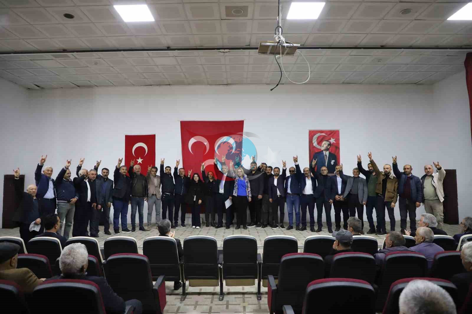 MHP ilçe başkanı Gündoğdu mazbatasını alarak göreve başladı