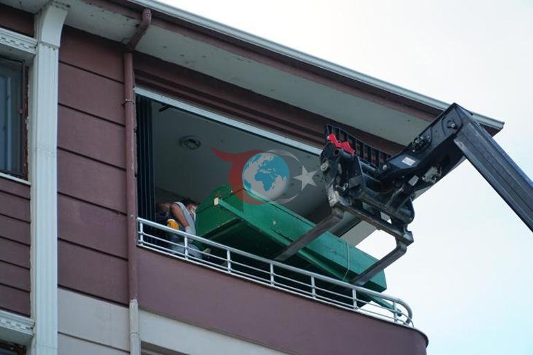250 kiloluk kişinin cenazesi 4. kattaki evinden forkliftle indirildi