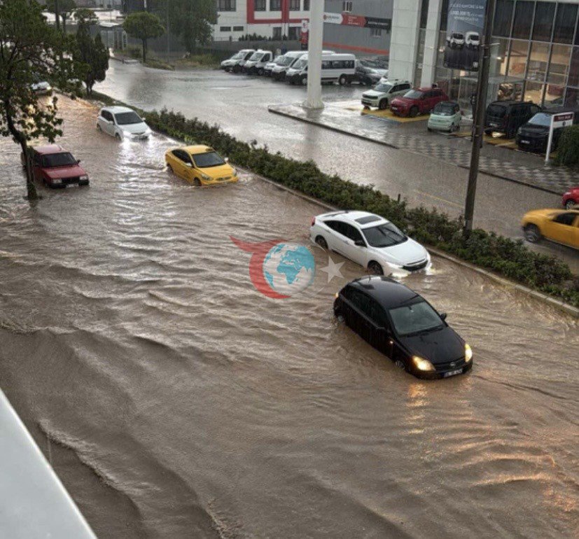 Bozüükde güýçli ýagyş traffigi ysmaz etdi